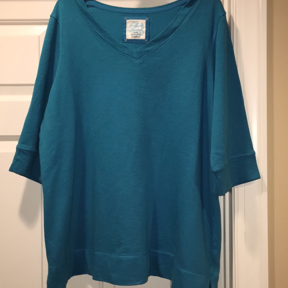 Beautiful Blue! 3/4 sleeve V neck top!!